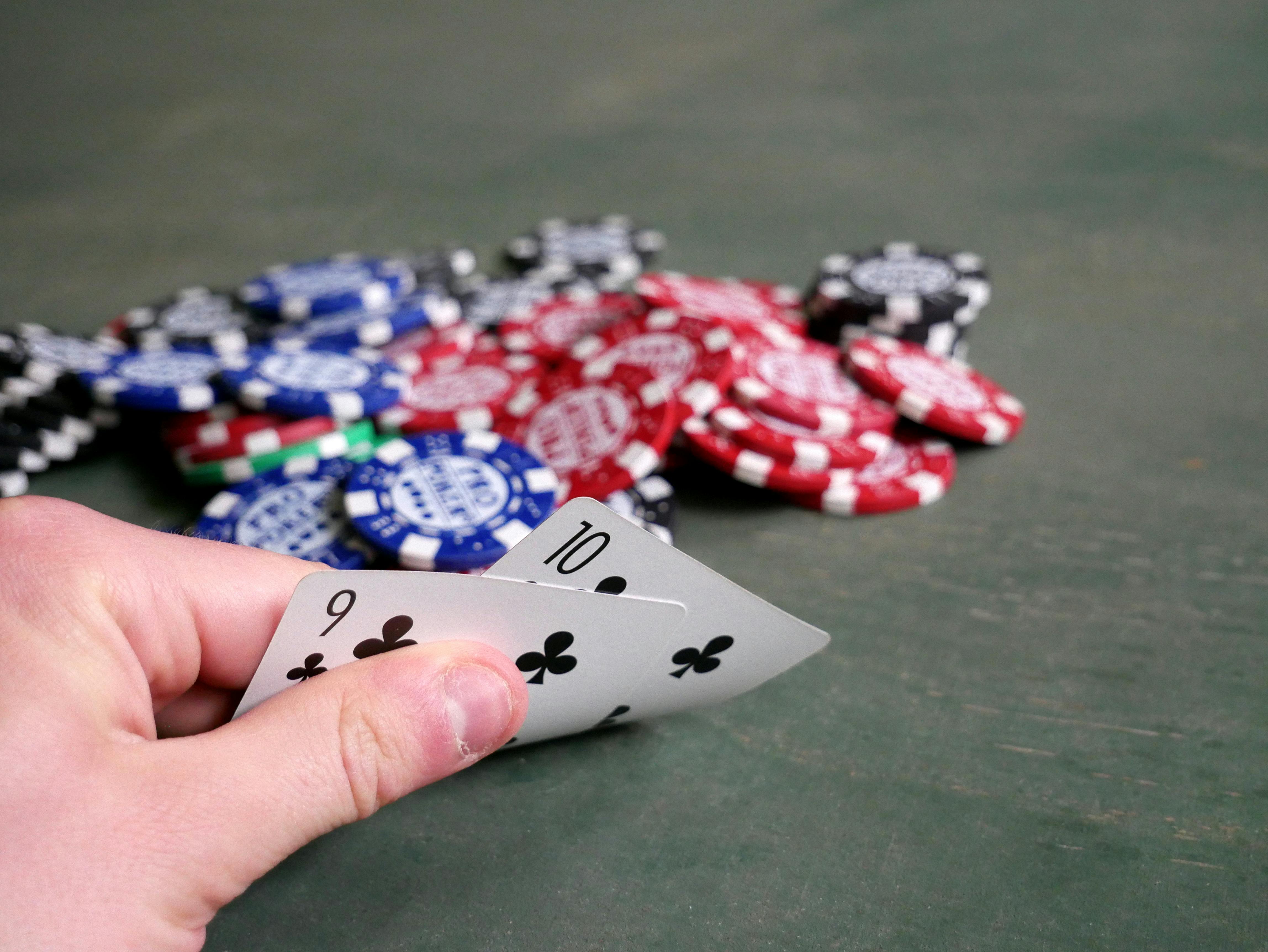 Poker cards and poker chips (Santeri Viinamaki/Wikimedia Commons)