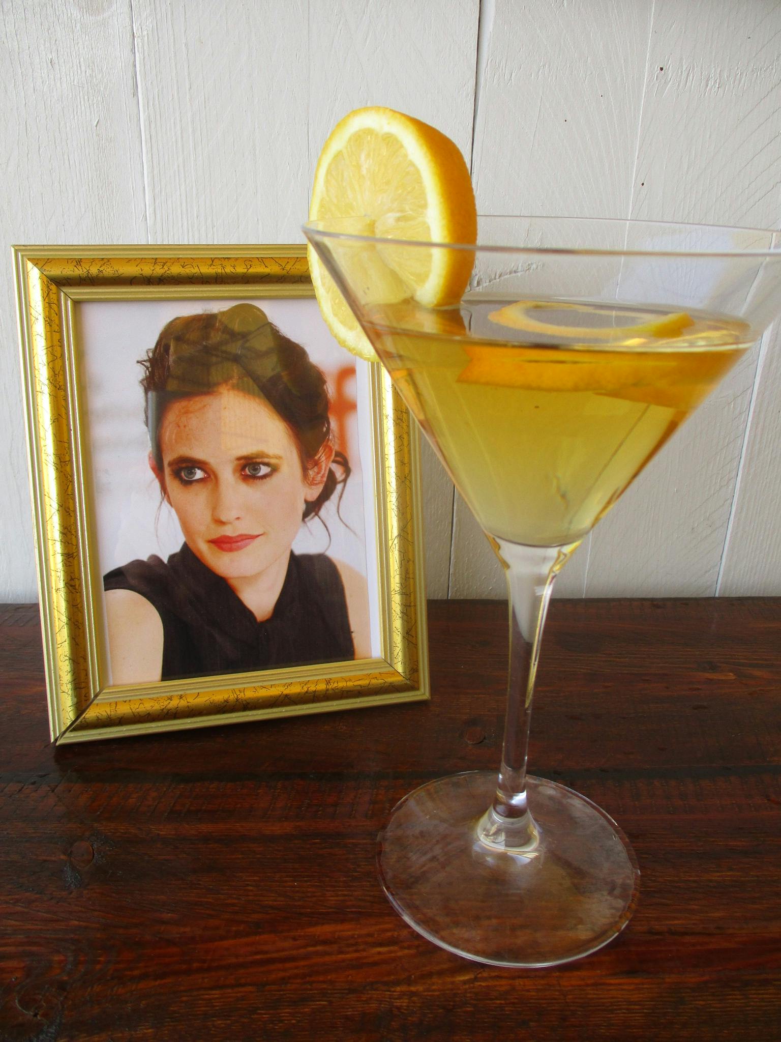 Vesper Martini cocktail drink (Photo courtesy of Wikimedia Commons/Arnaud 25)