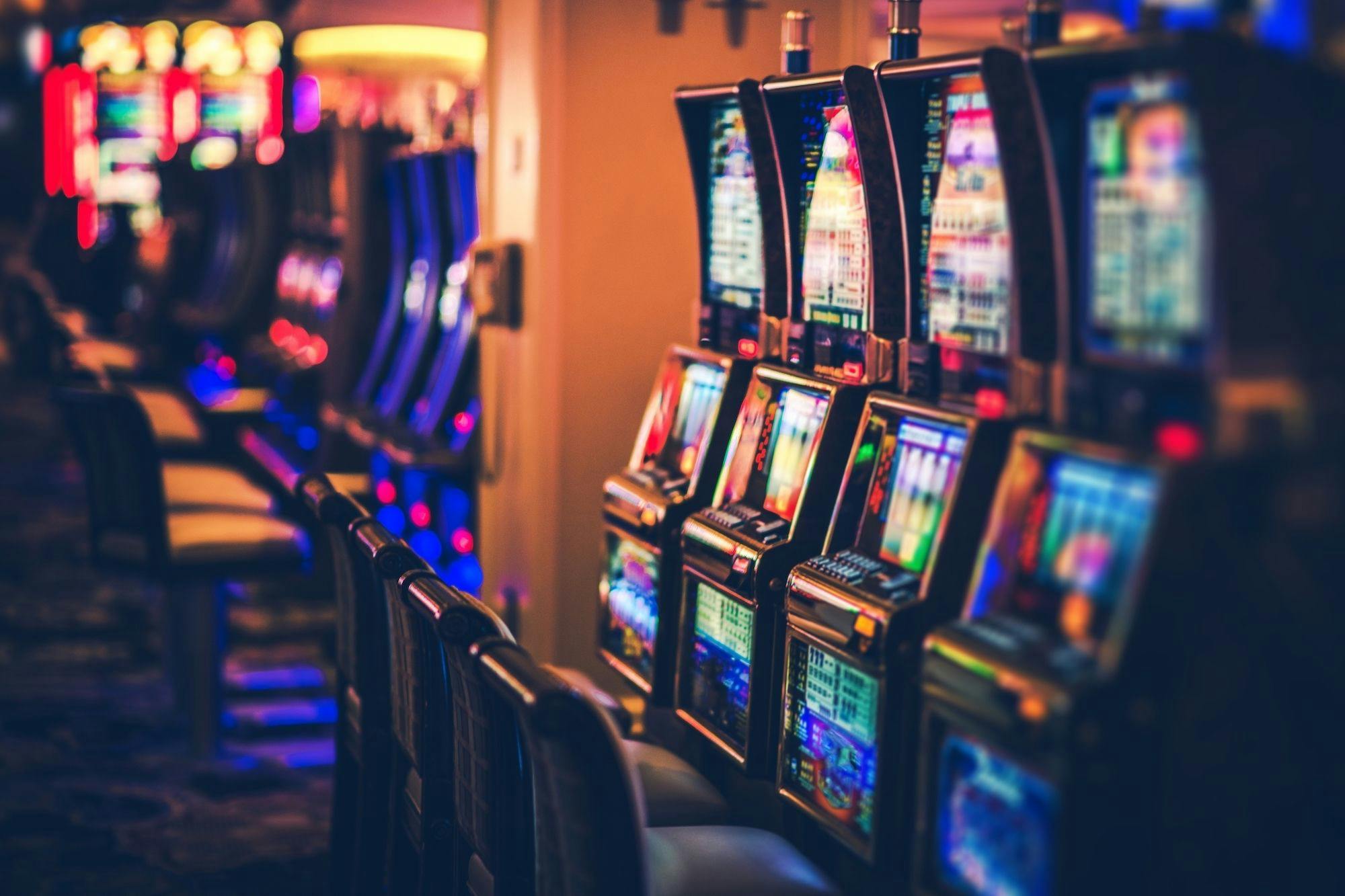 Online slots vs. land-based slots: The pros and cons of each | youbet.com